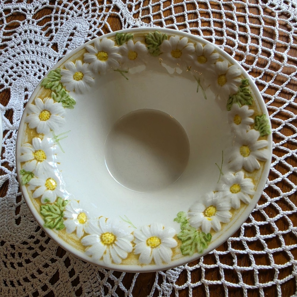 Vintage Metlox PoppyTrail Sculptured Daisy Set Of 2 Rimmed 7" Soup Cereal Bowls - Picture 2 of 4